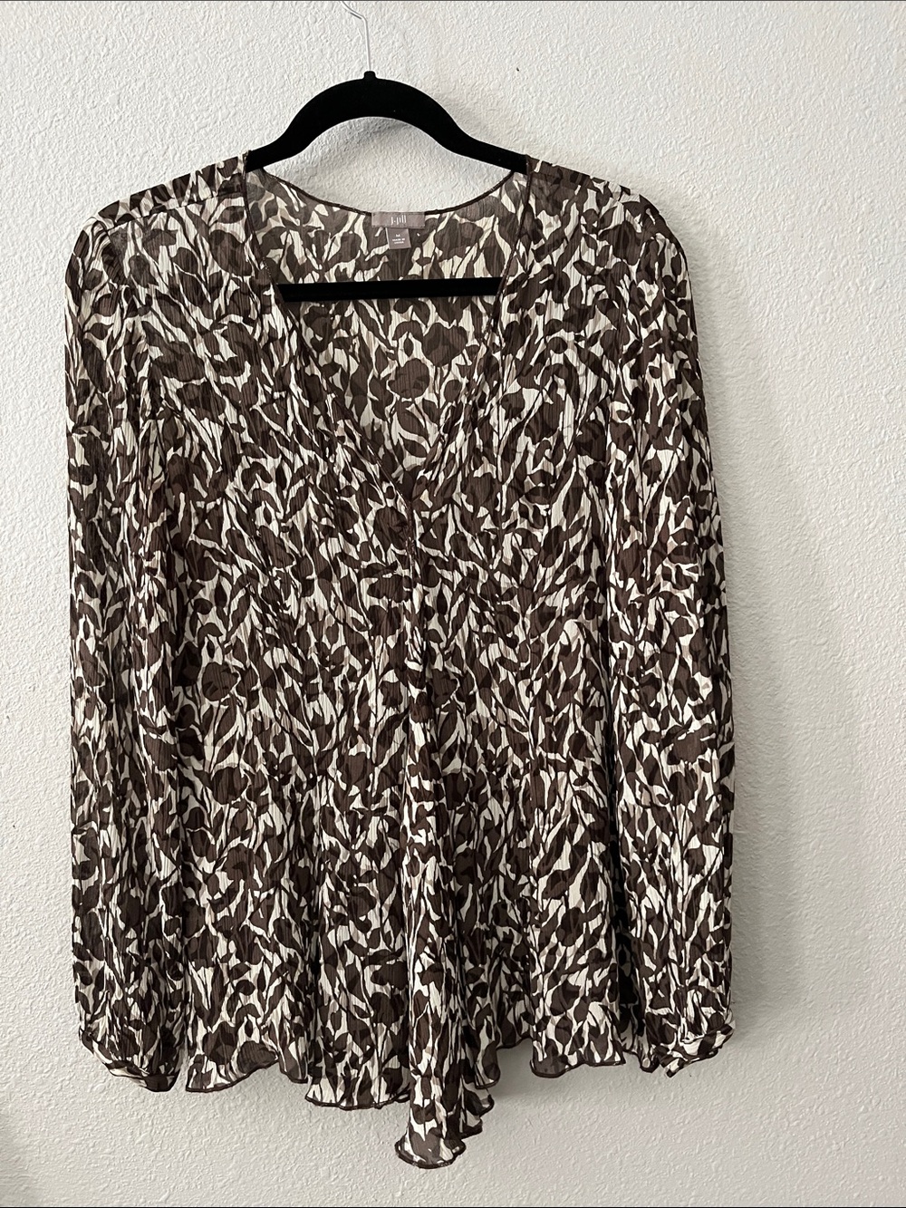 J. Jill Brown and Cream Leaf-Print Ruffle Top
100% Rayon
SZ M